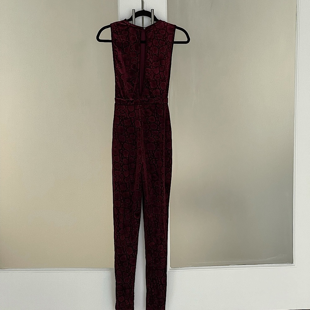 ✨HIGH NECK VELVET JUMPSUIT✨